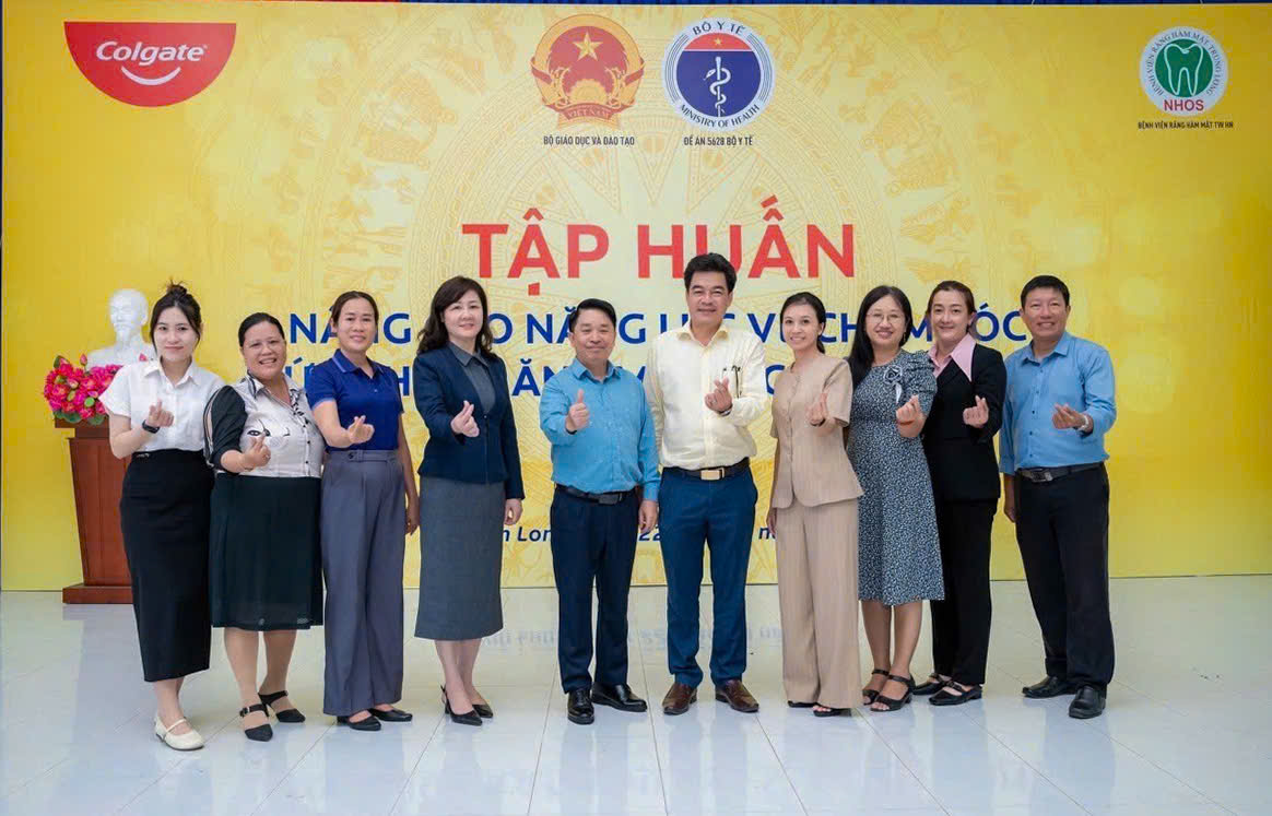 TẬP HUẤN NÂNG CAO NĂNG LỰC CHĂM SÓC SỨC KHỎE  RĂNG MIỆNG HỌC SINH TỈNH VĨNH LONG